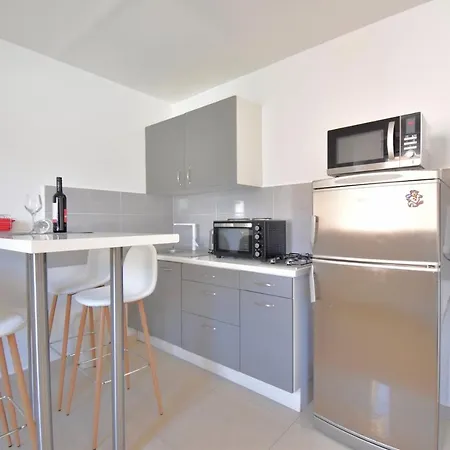 Centre With Terrace 2 아파트 풀라