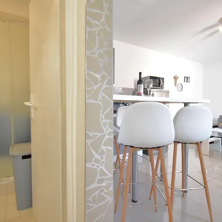 Centre With Terrace 2