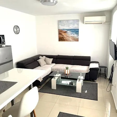 Centre With Terrace 2 Póla