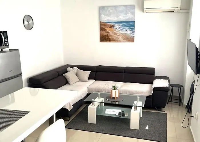 Centre With Terrace 2 Póla